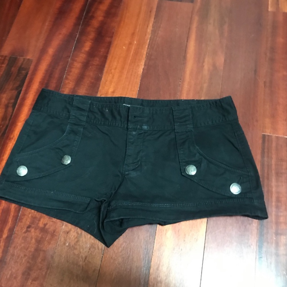 Express shorts in black.. Size 4